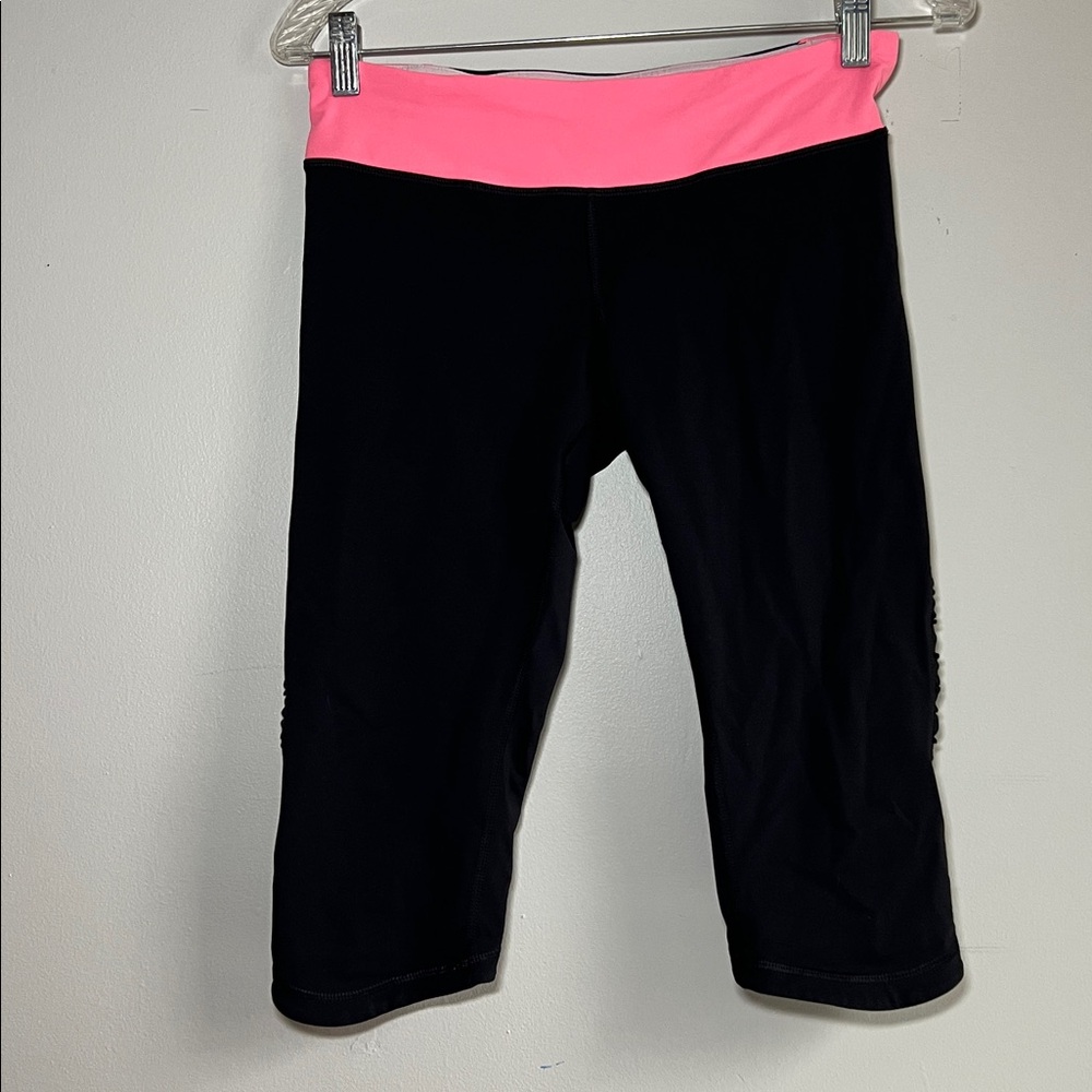 Lululemon Women’s Black Capri Leggings with Pink Waistband Size 8